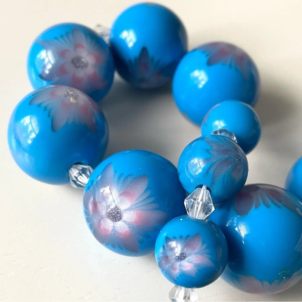 Vintage/style chunky graduated blue floral lucite? beaded necklace